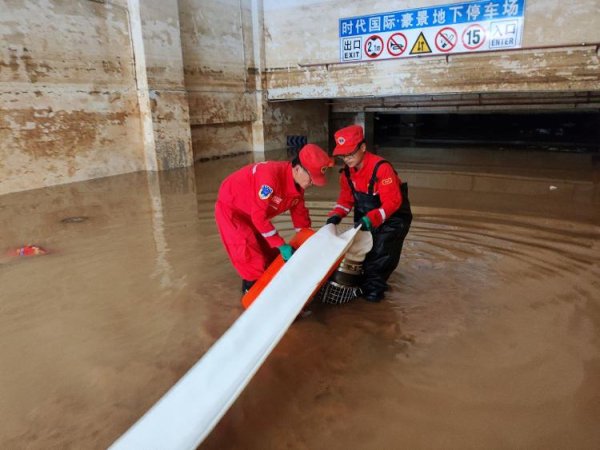 牛在线 强降雨侵袭，广东怀集县超30个小区地下车库被淹，当地正紧急排水
