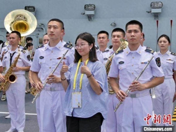 大财配资 特写：香港民众争睹海军航母编队真容